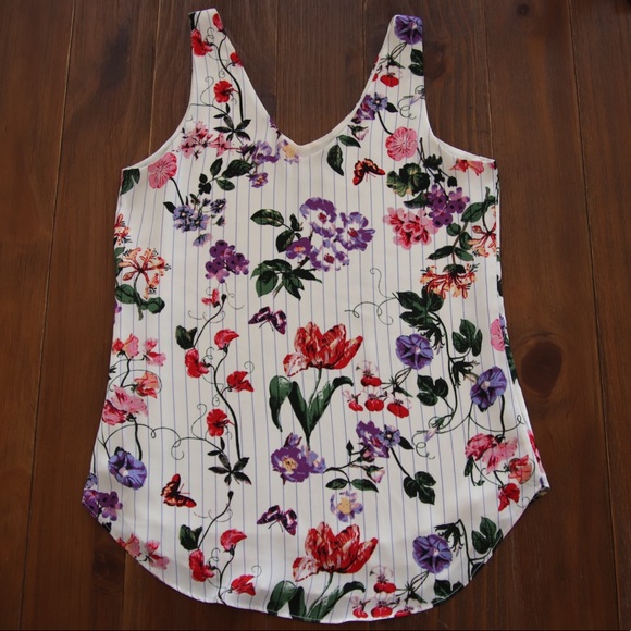 Sleeveless V-Neck Blouse - Picture 4 of 5